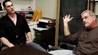 كبير الديك يجعل الفرخ الكلية يشعر جيدة حتى انها سوف تفعل أي شيء