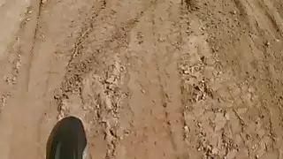 نساء بدس الساخنة يجربن الصعود وركوب الدراجات BMX
