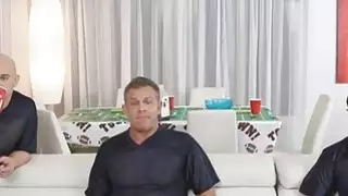 Gigi كان يفحص خارجا عمها Jmac في وعاء عظمى بينما يتباهى من ثديها
