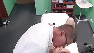 الطبيب يحفز الديك في مريض أشقر