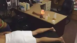 تتمتع الفرخ الآسيوية الساخنة بقصف صعب في كس حلق لها