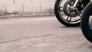 خبطت ايمو السائق فاتنة من قبل اثنين من البلطجية في النادي بهم