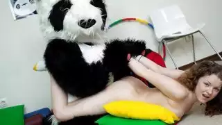 رياضي مثير في سن المراهقة الملاعين مع مضحك باندا