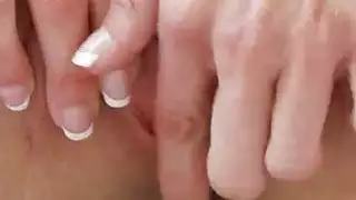 شقراء 18 سنة من العمر فاتنة poolside