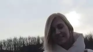 سخيف كسرت شقراء قرب جدار القلعة