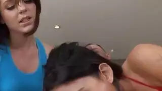 نيكي دانيلز وكييرا وينترز الثلاثي الساخن على الأريكة