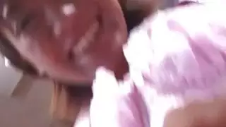 Aoi يعطي اللسان الأزيز ويحصل على رش الثدي