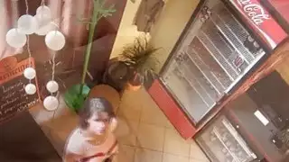 نادلة كبيرة الثدي الساخنة استغل من قبل العملاء للحصول على جزء من المال
