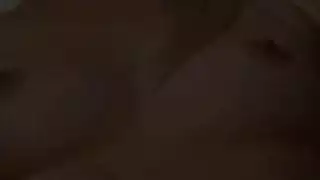 شقراء مع هزاز الزجاج الساخن