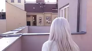 شقراء يعطي اللسان على سطح أعلى بوف