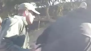 رجل محظوظ يمارس الجنس مع اثنين من المراهقين المذهلين على الحدود