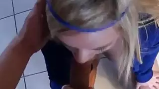 Demure عسل يأسر الرجل مع اللسان العصير