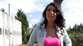 Eurobabe بيسي مارس الجنس في الأماكن العامة للحصول على النقد