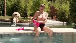 KATERINA HARTLOVA POOL مع حلمات كبيرة لها