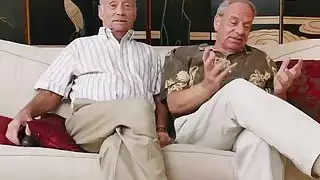 أحمر الشعر في سن المراهقة مع أسلاك التوصيل المصنوعة يضرب الرجل القديم الديك ضخمة