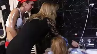 Femdom ناضجة أوامر اثنين من الاطفال الساخنة