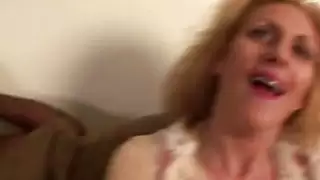 دانا دينيف يطيع ديك أسود كبير.