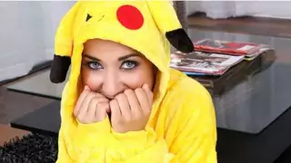 لاعب Pokémon GO يمسك وملاكم مثير Pikachu