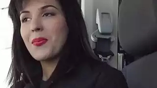 Hitchhiker Bella Berreta مارس الجنس في السيارة من قبل شخص غريب