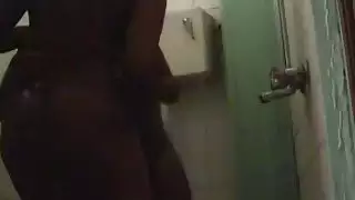 الهواة الأفريقية مثليات يلهون في الحمام