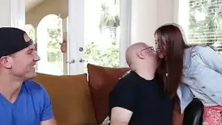 سالي تمتص Seans Seans الديك لحمي عميق الحلق العميق