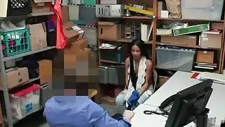 بوني جراي وصديقتها مايا بيجو هي لصوص لذا يجب معاقبتهم