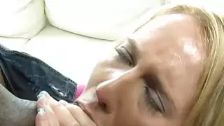 وقحة شقراء الساخنة يأخذ الديوك سوداء كبيرة في fuckholes لها