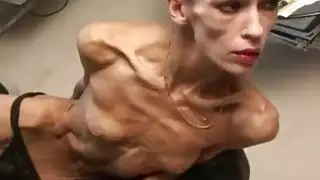 عاهرة سمراء Inna يعرض جسدها فقدان الشهية للكاميرا