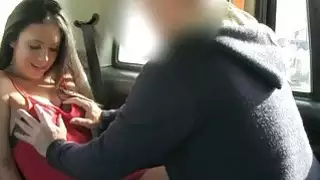 حفر كبير الثدي كتكوت في المقعد الخلفي
