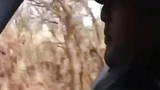 جميلة أفريقي فاتنة مص الديك الأبيض الكبير داخل السيارة