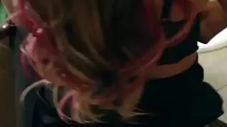 أغسطس أميس الملاعين زميلتها في العمل في المكتب