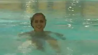 ملاك تدليك أرائها الرطبة بطريقة الهوى