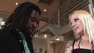 وشم شقراء يحصل لها ديك كبيرة