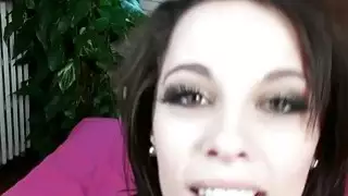 يأخذ فاتنة وشم الديك ضخمة حتى الحمار