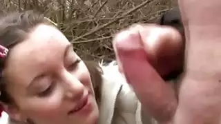 امرأة سمراء يلعق قديم مان كرات