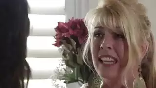 ابنة قرنية يساعدها الأم مثير تمتص ديك صديقها الثابت
