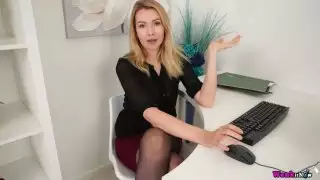 الجنس نداء الفرخ هانا Z يظهر لها سيئة كس تنكرية سكرتيرات
