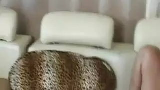 اثنين من الدجاج الأبنوس وضع أسفل عارية