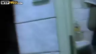 فتاة سمراء شابة مص الديك في الحمام على الأرض!