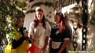 امرأة سمراء الساخنة ومثير يفعل رقصة القطب ويظهر الثدي