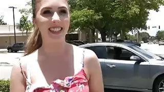 فاتنة التشيكية ومضات لها كبير الثدي ومارس الجنس في الفناء الخلفي