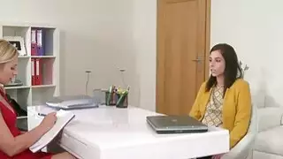 وكيل امرأة شقراء يأكل امرأة سمراء على الأريكة