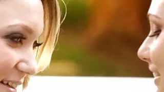 أريانا يسقط الماء فوق الثديين الصغيرين ل Kota و يحسدها على مظهرها الجميل