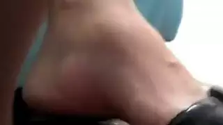 اللاتينية المرأة قدم في الكعب