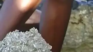 الفرخ الأسود تمتص الديكة البيضاء ويحصل مارس الجنس على الشاطئ