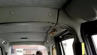 هيم ضئيلة في جوارب بانج في سيارة أجرة وهمية