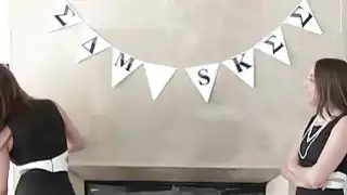أخذت بنات مسوريي ملابس شينز من خلال الضباب