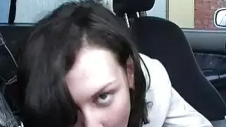 مكمما في السيارة في الطريق إلى البيت