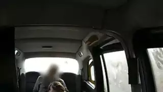 يحصل مسمر الركاب مفلس من قبل السائق المنحرف في سيارة أجرة