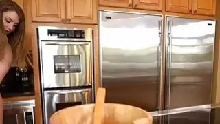 في سن المراهقة إيلينا كوشا الحصول على جحيم واحد من ركوب ديك و creampie